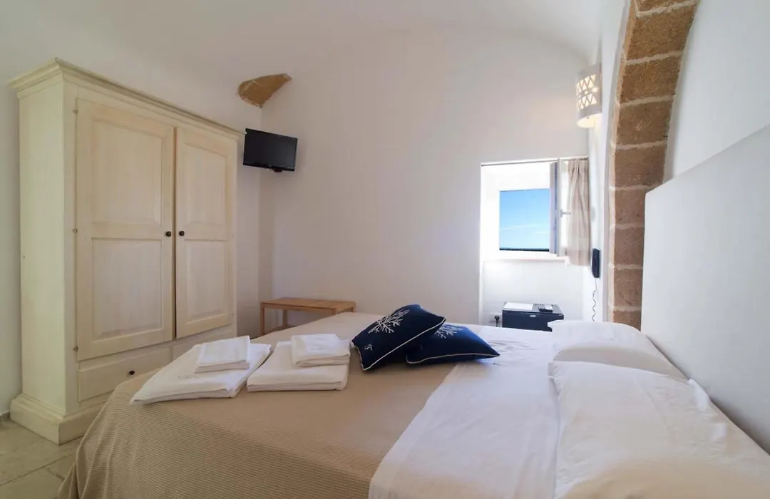 B&B Finestra Sul Mare-1